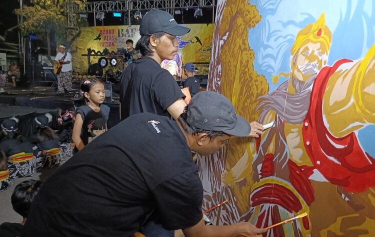 Salah satu pelukis menyampaikan aspirasinya lewat mural saat Festival BAF di di Jalan Veteran Batang, Kabupaten Batang. Foto : Dok.Pemkab Batang/Lingkar