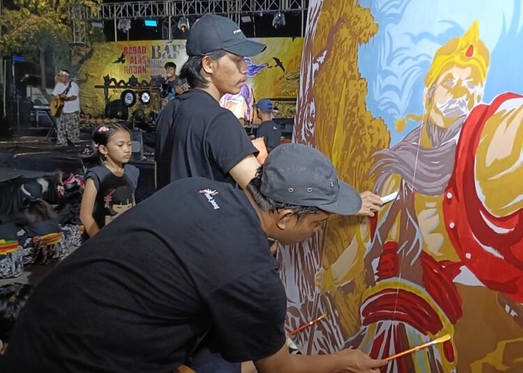 Salah satu pelukis menyampaikan aspirasinya lewat mural saat Festival BAF di di Jalan Veteran Batang, Kabupaten Batang. Foto : Dok.Pemkab Batang/Lingkar