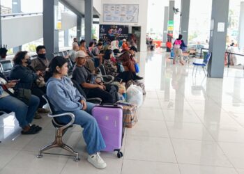 Sejumlah penumpang menunggu bus di ruang keberangkatan Terminal Tipe A Tingkir, Salatiga yang terlihat bersih dan rapi, Selasa, belum lama ini. Foto : Angga Rosa/Lingkar