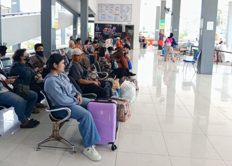 Terminal Tingkir Salatiga Raih Peringkat 3 Nasional Pelayanan Publik Inklusif 25 Sejumlah penumpang menunggu bus di ruang keberangkatan Terminal Tipe A Tingkir, Salatiga yang terlihat bersih dan rapi, Selasa, belum lama ini. Foto : Angga Rosa/Lingkar