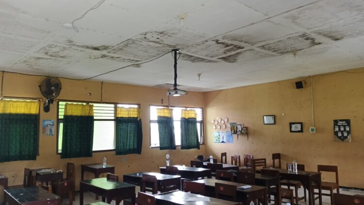 Disdik Jateng Sebut Perbaikan Ruang Kelas Bocor SMAN 1 Cepu Selesai 25 Potret kondisi ruang kelas di SMA Negeri 1 Cepu yang berjamur akibat hujan. Foto : Eko Wicaksono/Lingkar