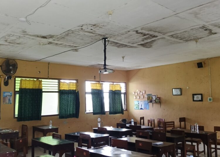 Disdik Jateng Sebut Perbaikan Ruang Kelas Bocor SMAN 1 Cepu Selesai 25 Potret kondisi ruang kelas di SMA Negeri 1 Cepu yang berjamur akibat hujan. Foto : Eko Wicaksono/Lingkar