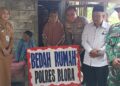 Momentum Hari Bhayangkara ke-80, Polres Blora dan Baznas Bedah 3 Rumah Tidak Layak Huni 35 Kapolres Blora AKBP Wawan Andi Susanto memberikan bantuan bedah rumah kepada penerima manfaat. Foto : Eko Wicaksono/Lingkar