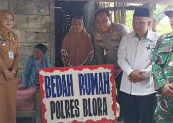 Kapolres Blora AKBP Wawan Andi Susanto memberikan bantuan bedah rumah kepada penerima manfaat. Foto : Eko Wicaksono/Lingkar
