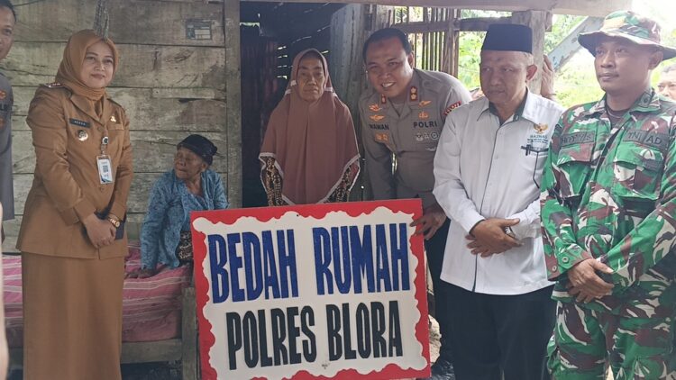 Momentum Hari Bhayangkara ke-80, Polres Blora dan Baznas Bedah 3 Rumah Tidak Layak Huni 25 Kapolres Blora AKBP Wawan Andi Susanto memberikan bantuan bedah rumah kepada penerima manfaat. Foto : Eko Wicaksono/Lingkar