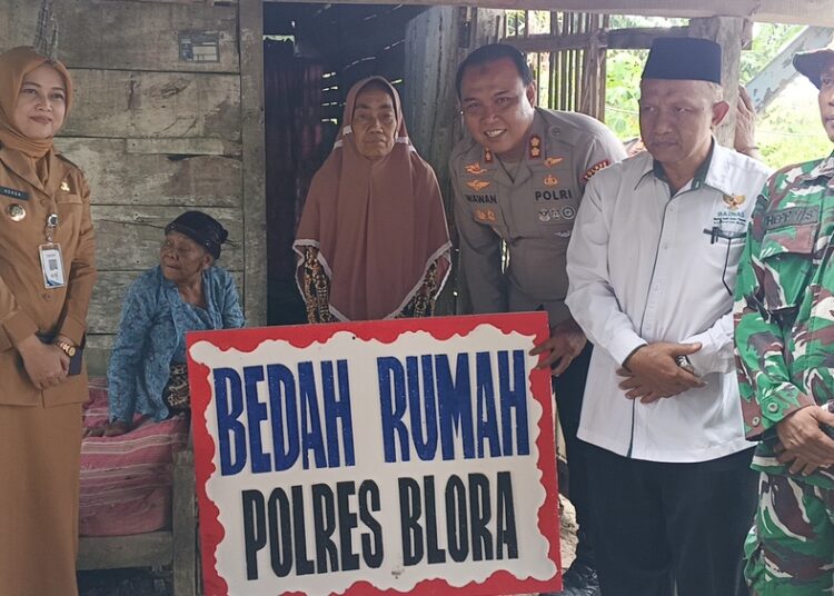 Kapolres Blora AKBP Wawan Andi Susanto memberikan bantuan bedah rumah kepada penerima manfaat. Foto : Eko Wicaksono/Lingkar