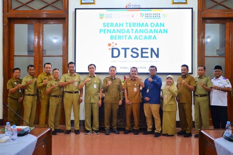 Serah terima dan penandatanganan berita acara Data Tunggal Sosial dan Ekonomi Nasional (DTSEN) di Pendopo Belakang Kabupaten Kudus, Senin (22/6). Foto : Nisa HS/Lingkar