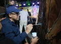 Bupati Batang M. Faiz Kurniawan (topi biru), melukis saat Batang Art Festival (BAF) 2026 di Jalan Veteran Batang. Foto : dok.Pemkab Batang/Lingkar