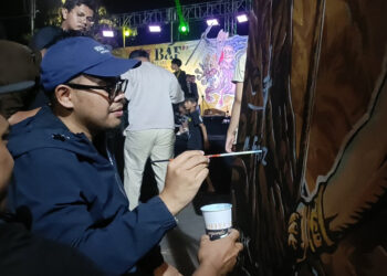 Bupati Batang M. Faiz Kurniawan (topi biru), melukis saat Batang Art Festival (BAF) 2026 di Jalan Veteran Batang. Foto : dok.Pemkab Batang/Lingkar