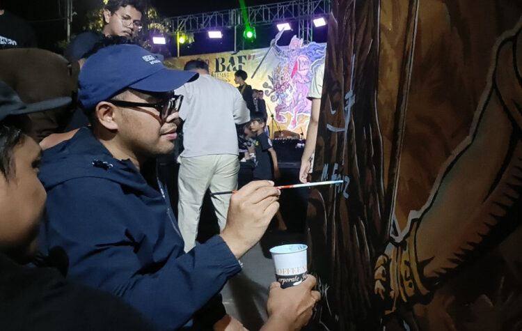 Bupati Batang M. Faiz Kurniawan (topi biru), melukis saat Batang Art Festival (BAF) 2026 di Jalan Veteran Batang. Foto : dok.Pemkab Batang/Lingkar