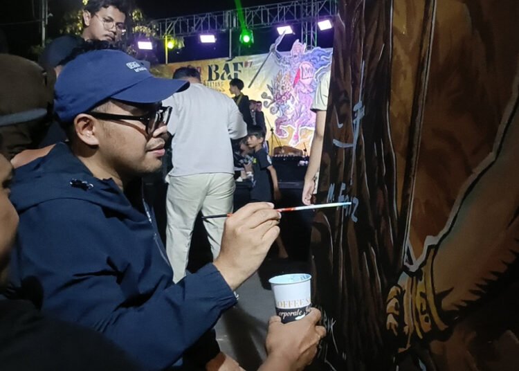 Bupati Batang M. Faiz Kurniawan (topi biru), melukis saat Batang Art Festival (BAF) 2026 di Jalan Veteran Batang. Foto : dok.Pemkab Batang/Lingkar