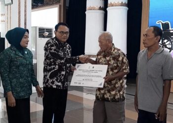 Plt Bupati Pati, Risma Ardhi Chandra, saat penyerahan bantuan atensi dan alat bantu secara simbolis di Pendapa Kabupaten Pati pada Sabtu (6/6). Foto: Fahtur/Lingkar