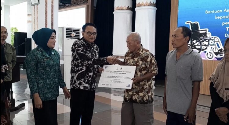 Plt Bupati Pati, Risma Ardhi Chandra, saat penyerahan bantuan atensi dan alat bantu secara simbolis di Pendapa Kabupaten Pati pada Sabtu (6/6). Foto: Fahtur/Lingkar