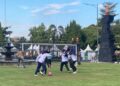Antusiasme ASN Perempuan bermain sepak bola di depan Pendapa Kabupaten Kudus pada Jumat (12/6). Foto : Fahtur Rohman/Lingkar