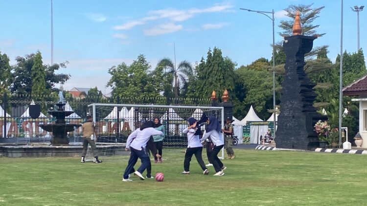 Euforia Piala Dunia, Ruang Terbuka Hijau Pendopo Kudus Disulap Jadi Lapangan Mini Soccer 25 Antusiasme ASN Perempuan bermain sepak bola di depan Pendapa Kabupaten Kudus pada Jumat (12/6). Foto : Fahtur Rohman/Lingkar