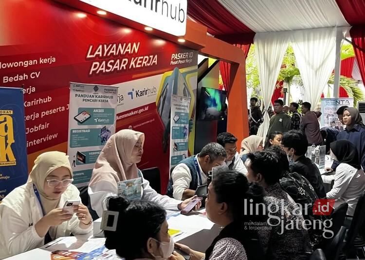 Ilustrasi: Para pencari kerja mendatangi stand job fair. (Antara/Lingkarjateng.id)