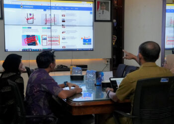 Tangani Informasi Palsu, Pemprov Jateng Kembangkan Inovasi Pantauan Data Hoaks 25 Diskomdigi Jateng menunjukkan pengembangan inovasi Pantauan Data Hoaks Jawa Tengah di kantor dinas setempat. (Humas Pemprov Jateng/Lingkarjateng.id)