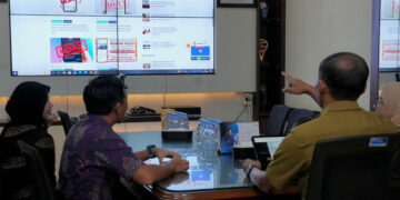 Diskomdigi Jateng menunjukkan pengembangan inovasi Pantauan Data Hoaks Jawa Tengah di kantor dinas setempat. (Humas Pemprov Jateng/Lingkarjateng.id)