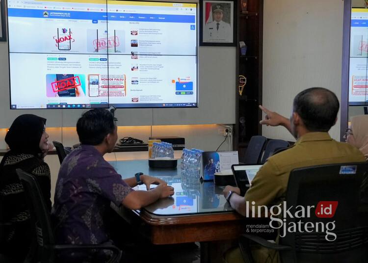 Tangani Informasi Palsu, Pemprov Jateng Kembangkan Inovasi Pantauan Data Hoaks 25 Diskomdigi Jateng menunjukkan pengembangan inovasi Pantauan Data Hoaks Jawa Tengah di kantor dinas setempat. (Humas Pemprov Jateng/Lingkarjateng.id)