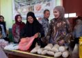 Bupati Kendal, Dyah Kartika Permanasari, meninjau kegiatan Gerakan Pangan Murah Desa Magelung, Kecamatan Kaliwungu Selatan pada Selasa, 9 Juni 2026 sore. (Anik Kustiani/Lingkarjateng.id)