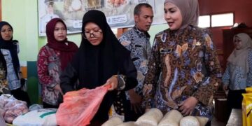 Bupati Kendal, Dyah Kartika Permanasari, meninjau kegiatan Gerakan Pangan Murah Desa Magelung, Kecamatan Kaliwungu Selatan pada Selasa, 9 Juni 2026 sore. (Anik Kustiani/Lingkarjateng.id)