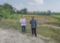 Jalan Ambles di Gunungsari Akan Dibangun, Bupati Rembang Siapkan Anggaran Rp400 Juta 34 Bupati Rembang, Harno, saat meninjau kondisi jalan ambles di Desa Gunungsari, Kecamatan Kaliori, Kabupaten Rembang, Rabu, 10 Juni 2026. (Vicky Rio/Lingkarjateng.id)
