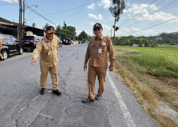 Pemprov Jateng Tambah Anggaran Perbaikan Jalan Provinsi di Wonogiri Jadi Rp42 Miliar 28 Kepala DPUPR Jawa Tengah, Henggar Budi Anggoro (kiri), saat meninjau kondisi ruas Jalan Ngadirojo-Giriwoyo, Kabupaten Wonogiri, Senin, 15 Juni 2026. (Humas Pemprov Jateng/Lingkarjateng.id)