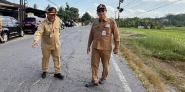 Pemprov Jateng Tambah Anggaran Perbaikan Jalan Provinsi di Wonogiri Jadi Rp42 Miliar 16 Kepala DPUPR Jawa Tengah, Henggar Budi Anggoro (kiri), saat meninjau kondisi ruas Jalan Ngadirojo-Giriwoyo, Kabupaten Wonogiri, Senin, 15 Juni 2026. (Humas Pemprov Jateng/Lingkarjateng.id)