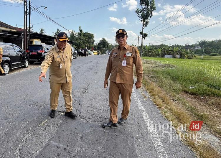 Pemprov Jateng Tambah Anggaran Perbaikan Jalan Provinsi di Wonogiri Jadi Rp42 Miliar 25 Kepala DPUPR Jawa Tengah, Henggar Budi Anggoro (kiri), saat meninjau kondisi ruas Jalan Ngadirojo-Giriwoyo, Kabupaten Wonogiri, Senin, 15 Juni 2026. (Humas Pemprov Jateng/Lingkarjateng.id)