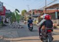 Jalan rusak di Dusun Krajan, Desa Wringinputih, Kecamatan Bergas, Kabupaten Semarang, diblokadi warga menggunakan batu dan pohon pisang, Kamis, 11 Juni 2026. (Hesty Imaniar/Lingkarjateng.id)