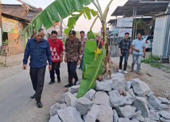 DPRD Kabupaten Semarang bersama OPD terkait meninjau kondisi jalan rusak di Dusun Krajan, Desa Wringinputih, Kecamatan Bergas, Kabupaten Semarang, Jumat, 12 Juni 2026. (Hesty Imaniar/Lingkarjateng.id)