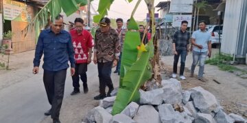 Sidak Jalan Rusak di Wringinputih, DPRD Semarang Desak Perusahaan Tambang Bertanggung Jawab 1 DPRD Kabupaten Semarang bersama OPD terkait meninjau kondisi jalan rusak di Dusun Krajan, Desa Wringinputih, Kecamatan Bergas, Kabupaten Semarang, Jumat, 12 Juni 2026. (Hesty Imaniar/Lingkarjateng.id)