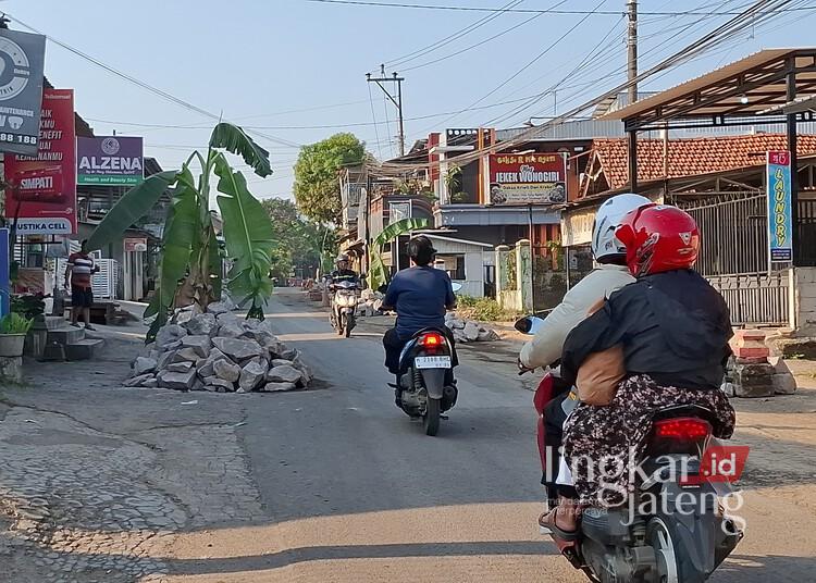 Warga Wringinputih Semarang Blokade Jalan Rusak Imbas Aktivitas Truk Tambang 25 Jalan rusak di Dusun Krajan, Desa Wringinputih, Kecamatan Bergas, Kabupaten Semarang, diblokadi warga menggunakan batu dan pohon pisang, Kamis, 11 Juni 2026. (Hesty Imaniar/Lingkarjateng.id)