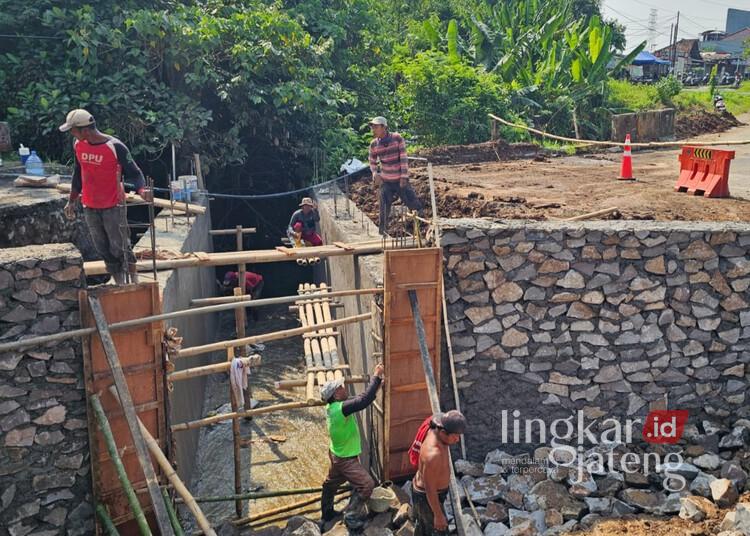 Masuk Tahap Akhir, Pembangunan Jembatan Honggowongso Semarang Ditarget Rampung Bulan Ini 25 Pekerja mengerjakan pembangunan Jembatan Honggowongso, Kelurahan Purwoyoso, Kecamatan Ngaliyan, Kota Semarang. (Humas Pemkot Semarang/Lingkarjateng.id)