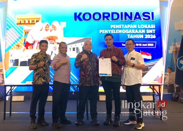 Jepara Masuk Calon Lokasi Prioritas Pembangunan Sekolah Nasional Terintegrasi 25 Bupati Jepara Witiarso Utomo bersama Kepala Disdikpora Jepara Ratib Zaini saat mengikuti Forum Koordinasi Penetapan Lokasi Penyelenggaraan SNT Tahun 2026 di Tangerang. (Tomi Budianto/Lingkarjateng.id)