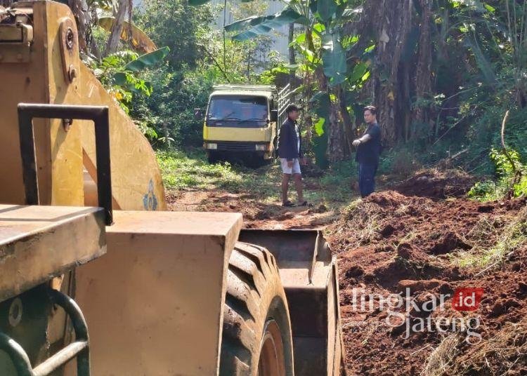 Tim gabungan saat melakukan penindakan aktivitas penggalian tanah urug di Desa Ngabul, Kecamatan Tahunan, Kabupaten Jepara, pada Jumat, 19 Juni 2026. (Dok. for Lingkarjateng.id)