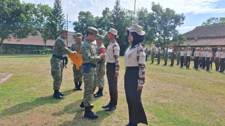 Persami KKRI Batch 5, Dandim Kendal Tekankan Disiplin dan Literasi Digital 25 Dandim 0715/Kendal Letkol Inf Ade Sohali dalam kegiatan Persami Korps Kadet Republik Indonesia (KKRI) Batch 5 Tahun 2026 di SMK Negeri 3 Kendal. Foto : Elza Fauziah/Lingkar