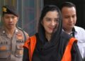 Tersangka kasus dugaan korupsi pengadaan barang dan jasa di Pemkab Pekalongan, Fadia Arafiq (tengah) berjalan usai menjalani pemeriksaan lanjutan di Gedung Merah Putih KPK, Jakarta, Rabu, 29 April 2026. (Antara/Lingkarjateng.id)