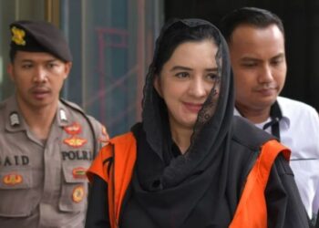 Tersangka kasus dugaan korupsi pengadaan barang dan jasa di Pemkab Pekalongan, Fadia Arafiq (tengah) berjalan usai menjalani pemeriksaan lanjutan di Gedung Merah Putih KPK, Jakarta, Rabu, 29 April 2026. (Antara/Lingkarjateng.id)