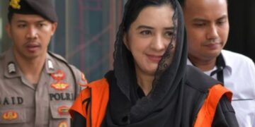Tersangka kasus dugaan korupsi pengadaan barang dan jasa di Pemkab Pekalongan, Fadia Arafiq (tengah) berjalan usai menjalani pemeriksaan lanjutan di Gedung Merah Putih KPK, Jakarta, Rabu, 29 April 2026. (Antara/Lingkarjateng.id)
