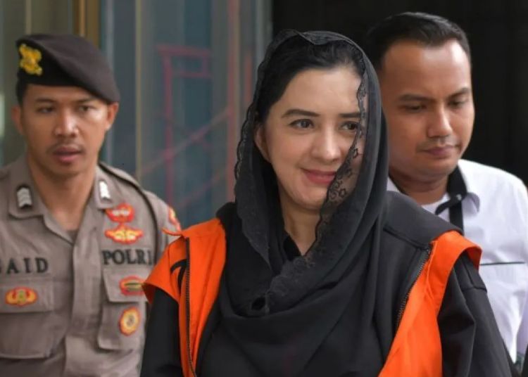 KPK Periksa Sejumlah Saksi Perkara Dugaan Korupsi Fadia Arafiq di Pekalongan 25 Tersangka kasus dugaan korupsi pengadaan barang dan jasa di Pemkab Pekalongan, Fadia Arafiq (tengah) berjalan usai menjalani pemeriksaan lanjutan di Gedung Merah Putih KPK, Jakarta, Rabu, 29 April 2026. (Antara/Lingkarjateng.id)