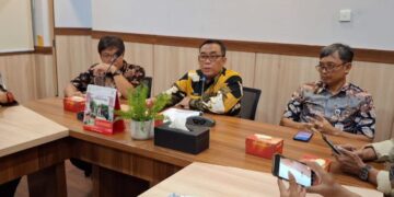 Kepala Badan Perencanaan Pembangunan, Riset dan Inovasi Daerah (Bapperida) Kabupaten Kendal, Izudin Latif, memberikan keterangan kepada awak media di kantornya. (dok for Lingkarjateng.id)