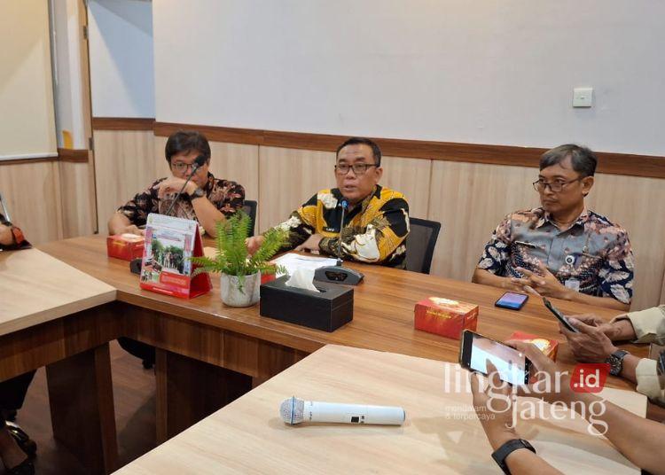 Kabupaten Kendal Juara I PPD 2026, Wakili Jawa Tengah di Tingkat Nasional 25 Kepala Badan Perencanaan Pembangunan, Riset dan Inovasi Daerah (Bapperida) Kabupaten Kendal, Izudin Latif, memberikan keterangan kepada awak media di kantornya. (dok for Lingkarjateng.id)
