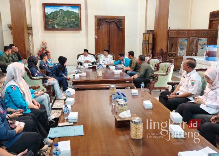 Karyawan PT PWI Rembang Keberatan Rencana Parkir Berbayar di Perusahaan 25 Karyawan pabrik sepatu PT Parkland World Indonesia (PWI) Rembang mendatangi rumah dinas Bupati Rembang terkait masalah parkir perusahaan pada Rabu, 24 Juni 2026. (Vicky Rio/Lingkarjateng.id)