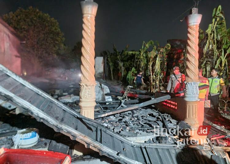 Kebakaran di Tegowanu Grobogan, 2 Rumah Ludes Dilalap Api 25 Salah satu rumah warga yang terbakar di Dusun Ngamblek, Desa Tunjungharjo, Kecamatan Tegowanu, Kabupaten Grobogan, Rabu malam, 17 Juni 2026. (Ahmad Abror/Lingkarjateng.id)