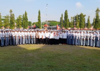 Kepala Bakesbangpol Kendal Alfebian Yulando dengan Bupati Kendal Dyah Kartika Permanasari foto bersama peserta seleksi Capaskibraka. (Anik Kustiani/Lingkarjateng.id)