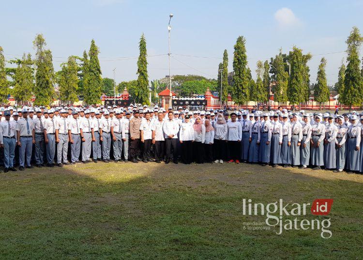Kepala Bakesbangpol Kendal Alfebian Yulando dengan Bupati Kendal Dyah Kartika Permanasari foto bersama peserta seleksi Capaskibraka. (Anik Kustiani/Lingkarjateng.id)