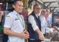 Kepala Disdagkop UKM Kendal Toni Ari Wibowo bersama Bupati Kendal Dyah Kartika Permanasari mendampingi Menteri Koordinator Bidang Pangan Zulkifli Hasan memantau harga bahan pokok di salah satu pasar di Kabupaten Kendal belum lama ini. (Anik Kustiani/Lingkarjateng.id)