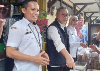 Kepala Disdagkop UKM Kendal Toni Ari Wibowo bersama Bupati Kendal Dyah Kartika Permanasari mendampingi Menteri Koordinator Bidang Pangan Zulkifli Hasan memantau harga bahan pokok di salah satu pasar di Kabupaten Kendal belum lama ini. (Anik Kustiani/Lingkarjateng.id)