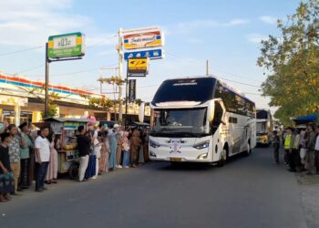 Bus rombongan jemaah haji Kloter 34 SOC tiba di kawasan Gedung IPHI Demak, Minggu sore, 14 Juni 2026. (M. Burhanuddin Aslam/Lingkarjateng.id)